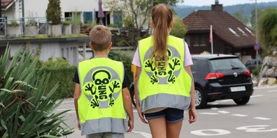 Reflektierende Westen und Trikibändel vom TCS Zürich sollen die Sichtbarkeit von Schulkindern erhöhen und Unfälle verhindern. (Symbolbild) 
