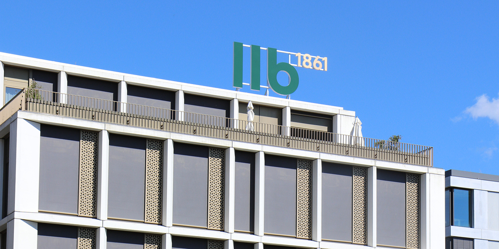 Das neue Logo prangt unter anderem schon am Hauptsitz der LLB (Schweiz) AG in Uznach (ehemals Bank Linth).
