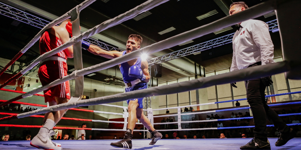 Khyal Aka Khel (blau) vom Boxclub Schaffhausen stellt sich am Nationencup einem Revanche-Kampf.