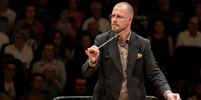 Dirigent Sandro Blank in Aktion.