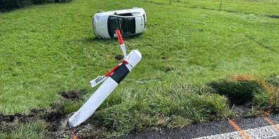 Das Auto überschlug sich und kam in der Wiese zum Stillstand.