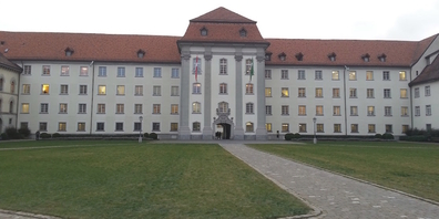 Dass die Finanzkommission das Sparziel der St.Galler Regierung überbieten will, sorgt bei zwei Parteien für teils scharfe Reaktionen. (Archivbild)