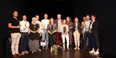 Die Podiumsteilnehmerinnen und -teilnehmer mit Marco Bortoluzzi, Marco Rüegg, Anne Varenne, Marc Rüdisüli, Thomas Leu, Kris Vietze, Moderator Felix Meier, Denise Neuweiler, Nina Schläfli, Nicole Zeitner, Sandra Reinhart, Simon Vogel und Barbara Dätwyler Weber.