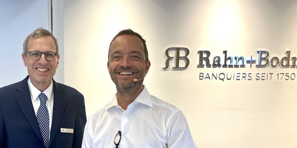 «Wir hatten zwei Jahren grossen Spass»: Herausgeber Peter Röthlisberger präsentierte am Dienstag das Resultat seines neusten Buchprojekts. Gastgeber war  Christian Rahn von der Privatbank Rahn+Bodmer Co.  (l.) 