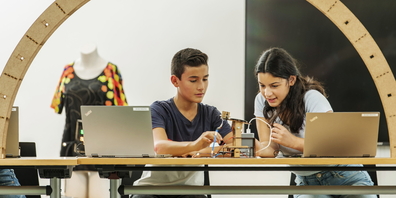 Im Bildungslab Smartfeld tauchen SchülerInnen in die Welt von Mathematik, Informatik, Naturwissenschaft und Technik ein – neu auch in Rapperswil.