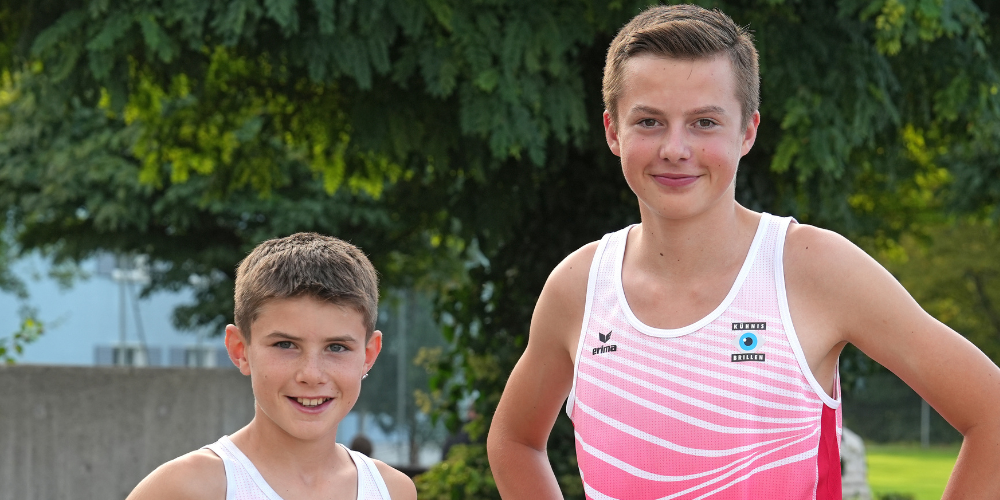 Livio Rupper (links) freut sich über den 9. Rang beim Schweizer Final des Visana Sprint, Janis Beuggert über seinen Schweizer Rekord im Hochsprung.