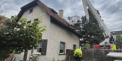 Churer Feuerwehrleute befreien Hund Gordon aus seiner misslichen Lage.