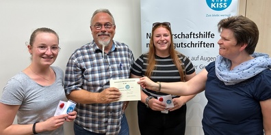 KISS-Linth-Koordinatorin Ursula Wüst-Lückl (1.v.r.) mit dem 200. Mitglied Urs Bruhin (2.v.l.).