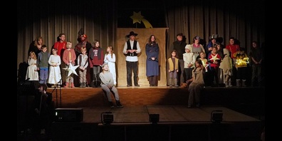 Das Weihnachtsspiel bereitet den Teilnehmerinnen und Teilnehmern viel Freude.