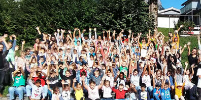 Schul- und Kindergartenkinder sammelten in Schwanden GL 12'000 Franken für Erdrutsch-Betroffene.
