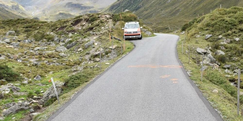 Hier auf der Dischmastrasse in Davos Dorf stürzte der 89-jährige Velofahrer nach einer Streifkollision.