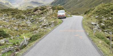 Hier auf der Dischmastrasse in Davos Dorf stürzte der 89-jährige Velofahrer nach einer Streifkollision.