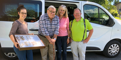 Paul Gloor und seine Frau Gabi (Bildmitte) bei der Übergabe seiner Ostschweizer Schmetterlingssammlung an Karin Urfer, Kuratorin Wirbellose des Naturmuseums St.Gallen, und Andreas Kopp, Präsident des Entomologischen Vereins Alpstein