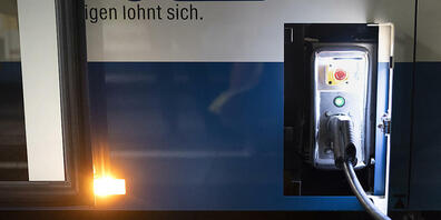 Ein Elektrobus wird in einer Zürcher Busgarage aufgeladen. (Archivaufnahme)