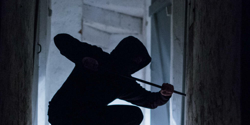 In Sils Maria GR wurde am Samstag ein Einbrecher auf frischer Tat ertappt und der Polizei übergeben. (Symbolbild)