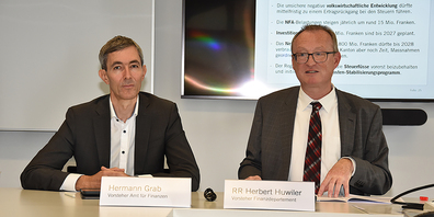 Erläuterten gestern in Schwyz das Budget 2024 des Kantons: Hermann Grab, Vorsteher des Amts für Finanzen, und Finanzdirektor Herbert Huwiler. 