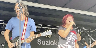 Die Zürcher Band Gigi Moto, benannt nach der Sängerin (rechts), sorgte auf dem Lindenplatz für Stimmung.