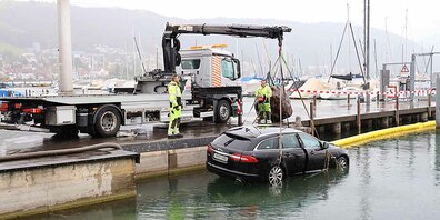 Ein Ortsunkundiger versenkte sein Auto versehentlich im Zugersee.