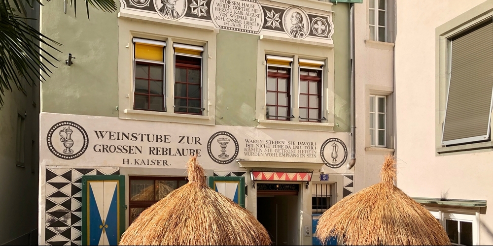 Der charismatische Theologe und Physiognom Johann Caspar Lavater war es, der Goethe nach Zürich lockte. In Lavaters damaliger Wohnung in der «Reblaube» übernachtete Goethe 1779. Heute ist die Weinstube in die Südsee abgedriftet.