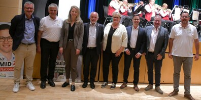 Ueli Maurer inmitten der neu-Kandidierenden der SVP des Kantons St. Gallen für den Nationalrat.