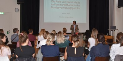 Rocco Maglio, stellvertretender Leiter der Kommunikation am Bundesverwaltungsgericht St. Gallen, sprach über die Rolle von Social Media in der Kommunikation des Gerichts.