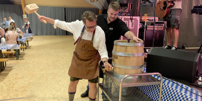 O'zapft is! Ständerat Beni Würth braucht nur zwei Hammerschläge bis das Bier fliesst.