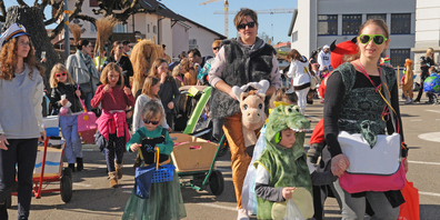 Wie die kommende Fasnacht in Ausserschwyz aussehen wird, ist noch nicht klar – dicht gedrängt am Strassenrand werden die Zuschauer aber kaum stehen. (Bild: Archiv)