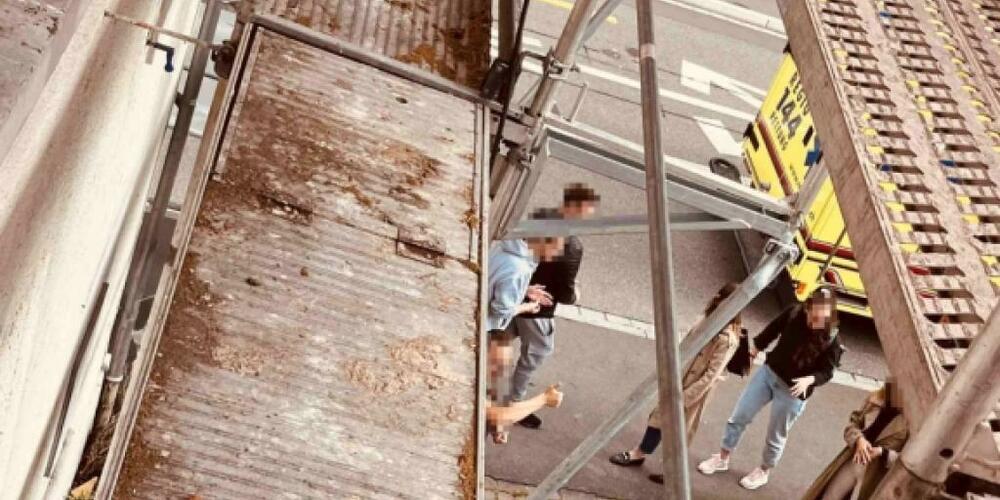 Passanten haben bei einer Baustelle in Rapperswil-Jona SG einen schwer verletzten Mann entdeckt.