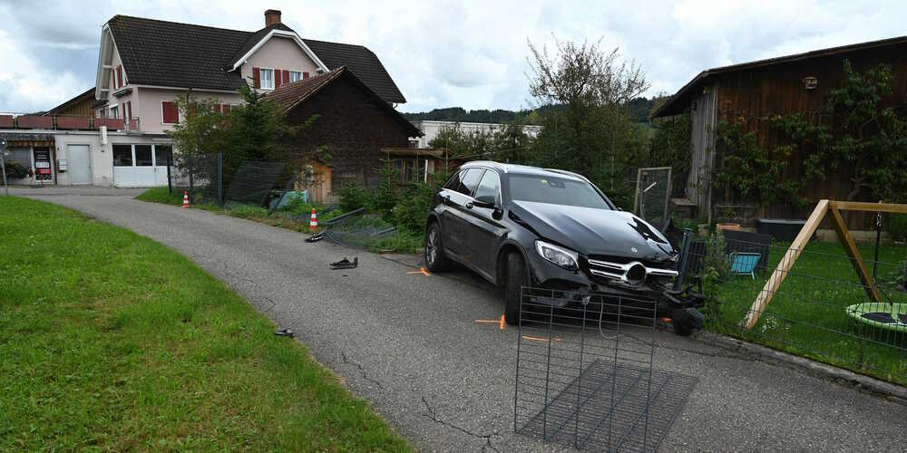 Der 62-Jährige verursachte mit seinem schwarzen Mercedes mehrere Kollisionen.