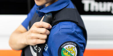 Die Ermittlungen der Thurgauer Kantonspolizei führten zu einem 68-jährigen Deutschen, der nun angeklagt wird, im Oktober 2022 einen Brandsatz unter ein Auto gelegt zu haben. (Symbolbild)