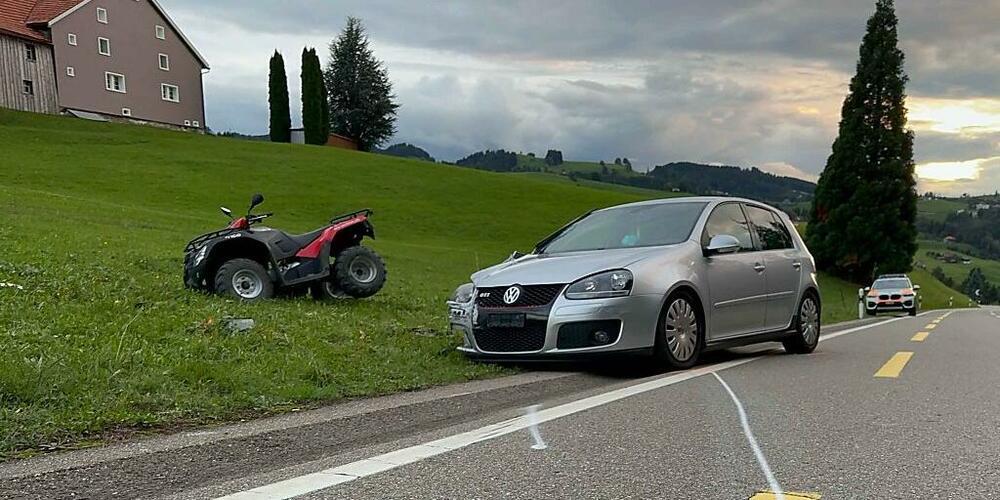 Der Quad wurde beim Unfall in Trogen am Samstag in eine Wiese geschleudert, wie die Kantonspolizei Appenzell-Ausserrhoden mitteilte.