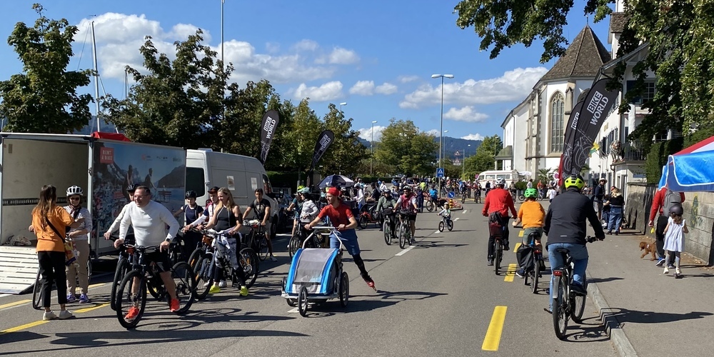 Der «slowUp Zürichsee» 2023 hatte Wetterglück und regen Zustrom, etwa in Meilen.