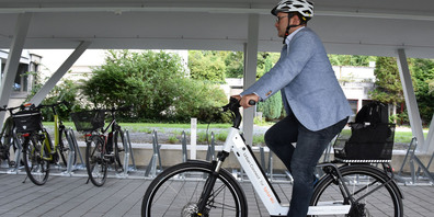 Für den Weg zwischen Bahnhof und Spital stehen den Mitarbeitenden neu E-Bikes zur Verfügung, die am Spital beim ebenfalls neuen, gedeckten Veloparkplatz aufgeladen werden können.