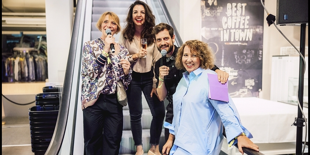 Moderator Dominik Widmer mit der Spitze der Festivalleitung Violanta von Salis, Nicole Giger und Alexandra Heintzer (vorne), die seit der ersten Ausgabe dabei ist.