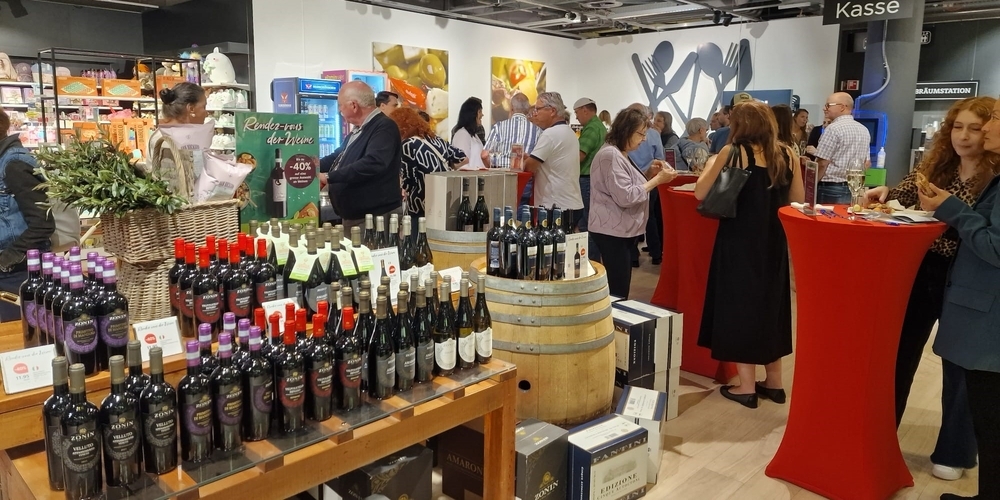 Ein Apéro startete das Weinfestival bei Manor Rapperswil. Von den Rabatten bis zu 40 Prozent kann man noch bis 8. Oktober 2023 profitieren.