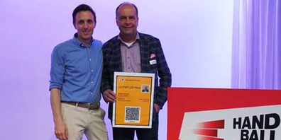 SHV-Zentralpräsident Pascal Jenny (l.) überreicht dem neuen SHV Ehrenmitglied Peter Leutwyler die Urkunde.