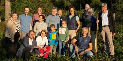 ­Gruppenfoto mit Eichenpflanzer*innen, darunter auch Nationalratskandidierende