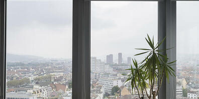 Die Stadt Zürich sieht sich für die Zukunft gut gerüstet, trotz budgetiertem Defizit. Im Bild der Blick aus einem Sitzungszimmer im Verwaltungszentrum Werd. (Archivbild)