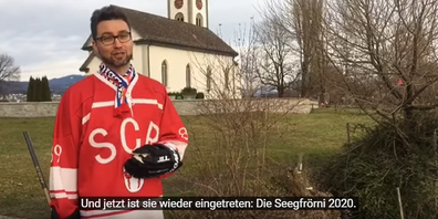 Tobias Uebelhart (GLP) kurz bevor er in den See springt.