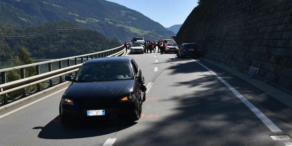 Vorne das Auto des Mannes, hinten dasjenige der Frau.