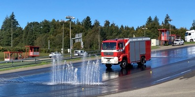 Fahrer der Feuerwehr Frauenfeld mit ihren kolossalen Fahrzeugen auf der TCS-Teststrecke.