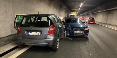 Auf der Gegenfahrbahn im Kerenzerbergtunnel in Obstalden kollidierte die Lenkerin seitlich mit einem Lieferwagen und frontal mit einem Auto.