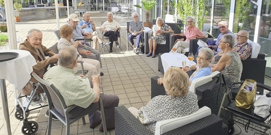 Unsere Klassentreffen sind wohl einzigartig, weil Lehrer Hans Schwank (links, im braunen Veston) mit dabei ist. Wir sind 87- und 88-jährig, er schon 103 Jahre alt.