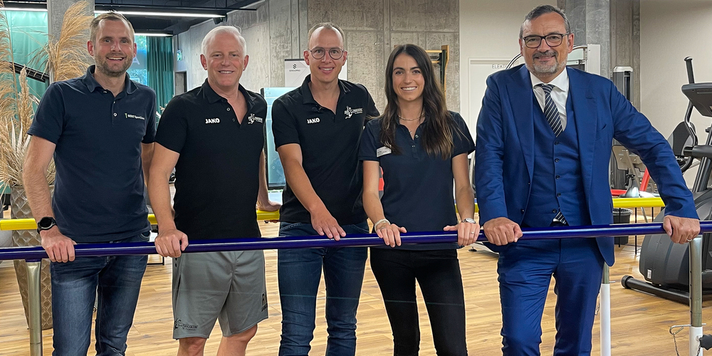Dr. med. Hanspeter Betschart, Chefarzt Berit SportClinic, Raphael Krieger, Sportchef HC Rheintal, Marc Schwarber, Präsident HC Rheintal, Nina Papp, Standortleiterin Medfit Heerbrugg, und Peder Koch, CEO und Delegierter des Verwaltungsrates der Berit-Klinik-Gruppe