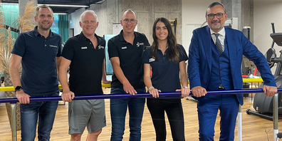 Dr. med. Hanspeter Betschart, Chefarzt Berit SportClinic, Raphael Krieger, Sportchef HC Rheintal, Marc Schwarber, Präsident HC Rheintal, Nina Papp, Standortleiterin Medfit Heerbrugg, und Peder Koch, CEO und Delegierter des Verwaltungsrates der Berit-Klinik-Gruppe