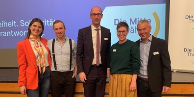 Die vier Kandidierenden Maria Näf, Ruben, Julia und Josef Gemperle anlässlich der Nominationsversammlung mit dem Nationalratspräsidenten Martin Candinas (Bildmitte).