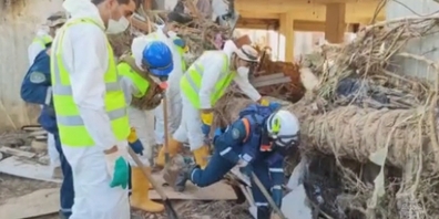 Rettungsteams auf der Suche nach Überlebenden nach dem kürzlichen Unwetter mit Überschwemmungen in Libyen.
