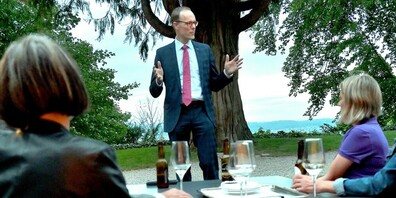 Nationalratskandidat Thomas Leu spricht zu den Gästen.