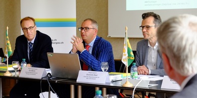 Urs Meierhans, Chef der Finanzverwaltung, Regierungspräsident Urs Martin und Regierungsrat Dominik Diezi präsentierten das Budget 2023 sowie die grösseren Bauvorhaben.