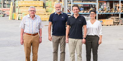 Hugo Kaufmann (VR-Präsident) mit der neuen Geschäftsleitung des HUKA-Baupools (v.l.n.r.): Martin Baumgartner (Technische Leitung), Marc Söldi (Geschäftsführung), Jeannette Heule (Kaufmännische Leitung)